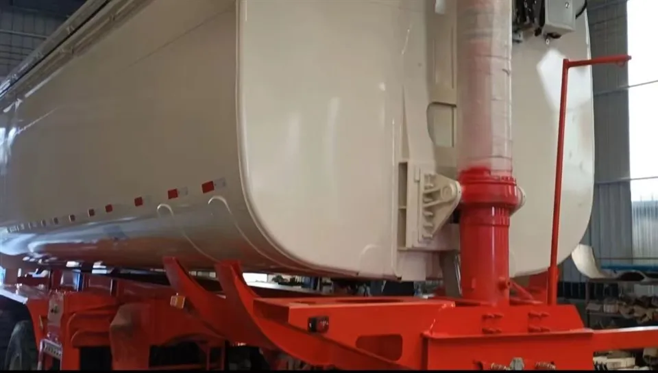 Xe bán tải lật phía sau xe tăng